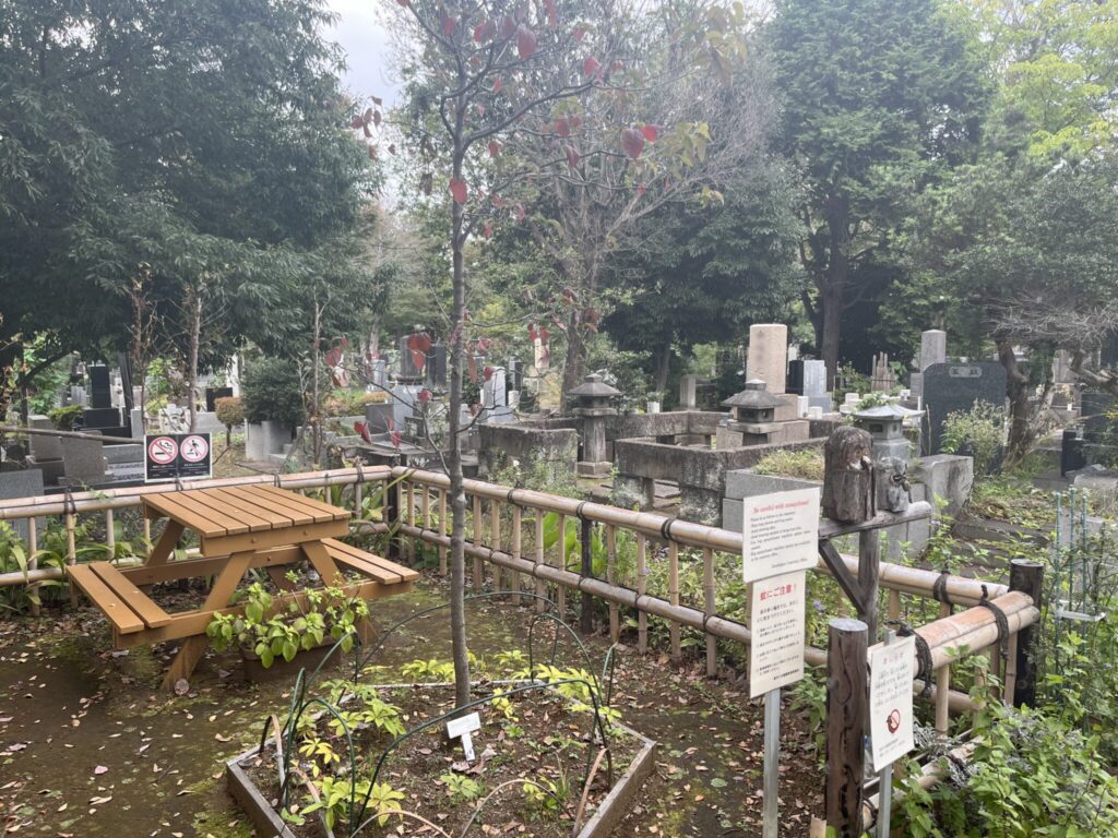雑司ヶ谷霊園休憩所